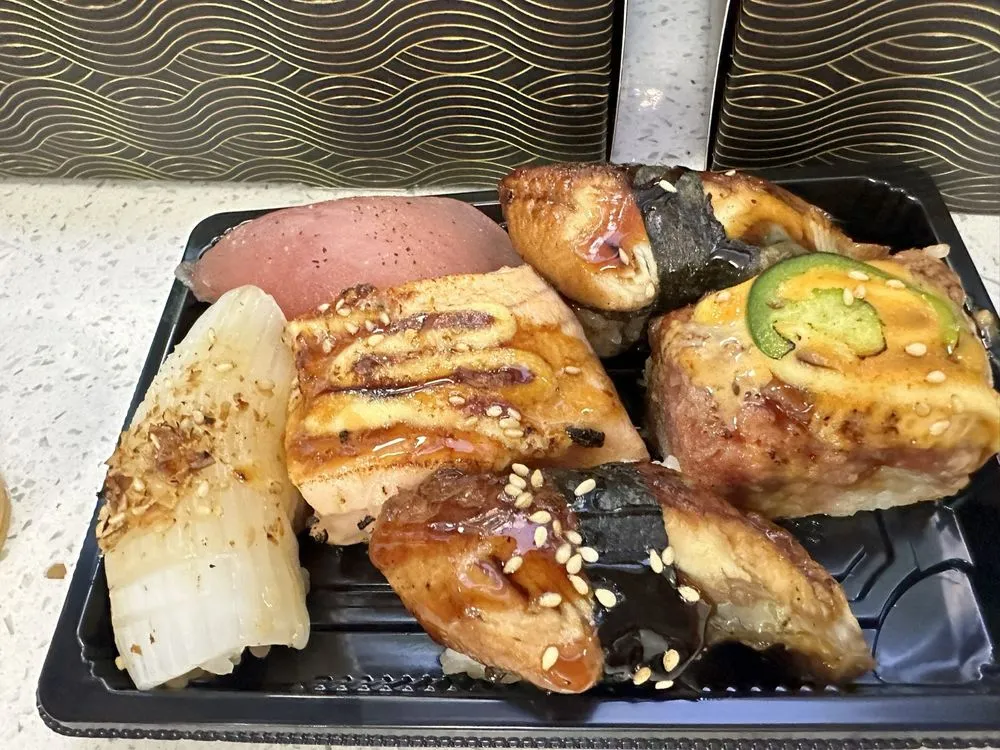 Eel and seared salmon sushi